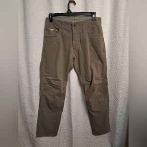 Men's Classic Cargo Pants in Brown